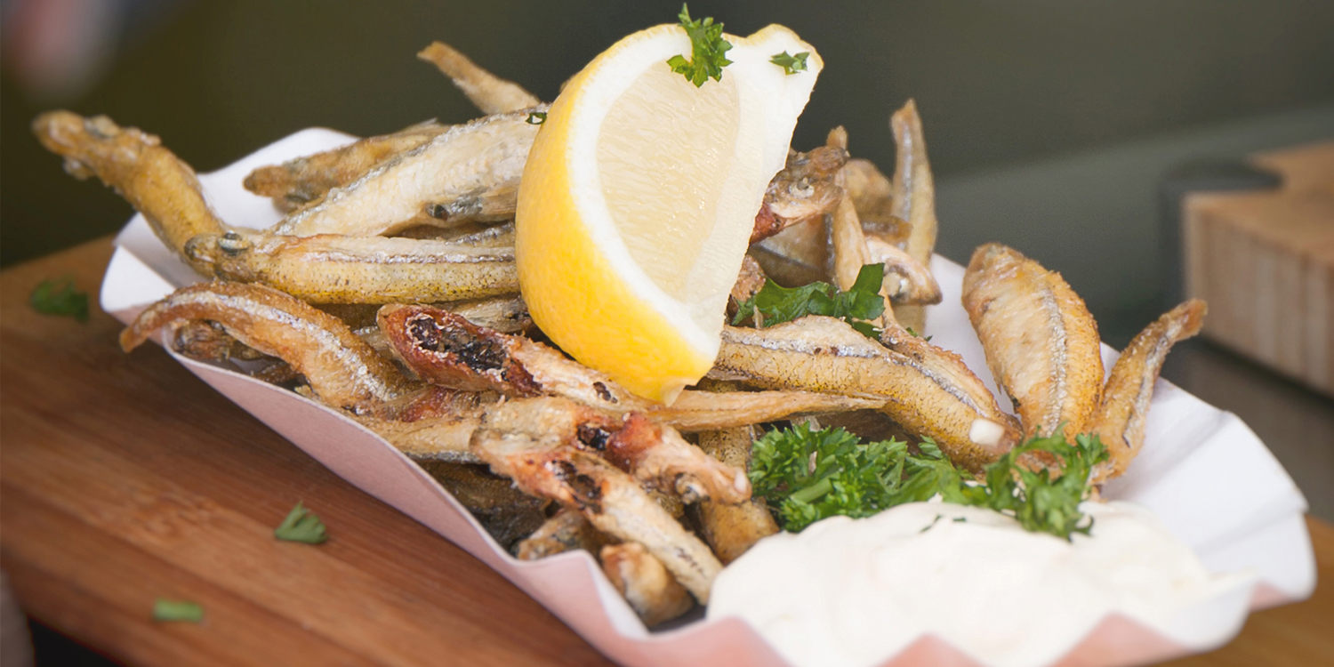 gastronomía en Cádiz, cocina gaditana, platos típicos de Cádiz, dónde comer en Cádiz, atún rojo de almadraba, tortillitas de camarones, pescaíto frito, vino de Jerez, restaurantes en Cádiz, gastronomía Costa de la Luz, Resort Sancti Petri, gastronomía andaluza, productos locales de Cádiz, turismo gastronómico Cádiz, cocina tradicional andaluza, tapas gaditanas, comida típica Cádiz, ruta gastronómica Cádiz, mariscos de Cádiz, experiencias culinarias Cádiz